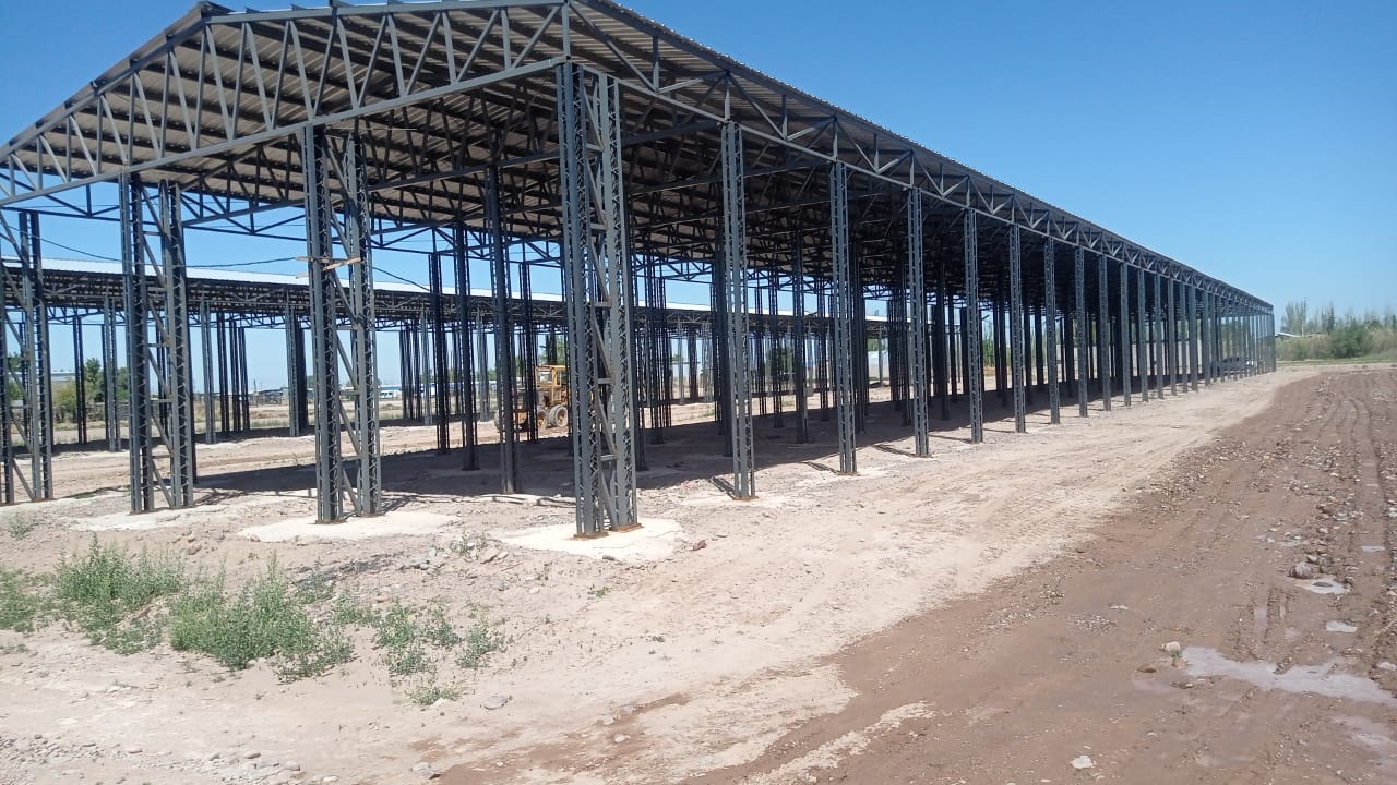 Excavación de pozos para columnas, llenado y posterior construcción de nave galpón feria Bombal